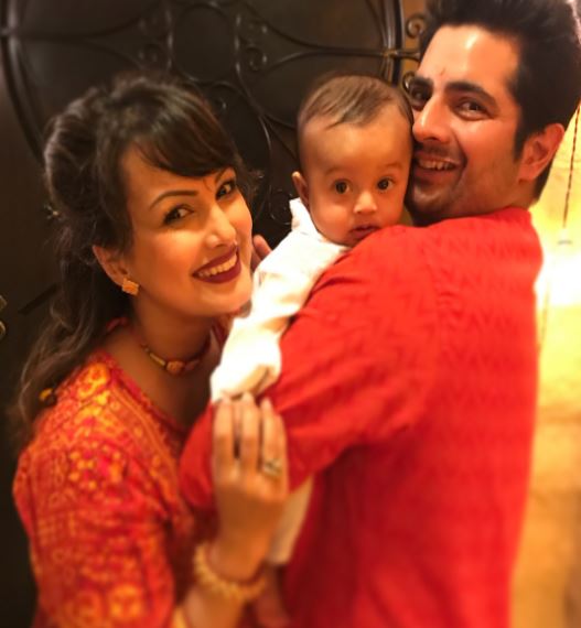 Yeh Rishta Kya Kehlata Hai' actor Karan Mehra & baby boy Kavish TWINNING in white & its TOO CUTE!