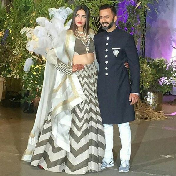 Sonam-Anand Reception: SRK, Ranveer & bride's Dad Anil dance like CRAZY, take their coats off too!