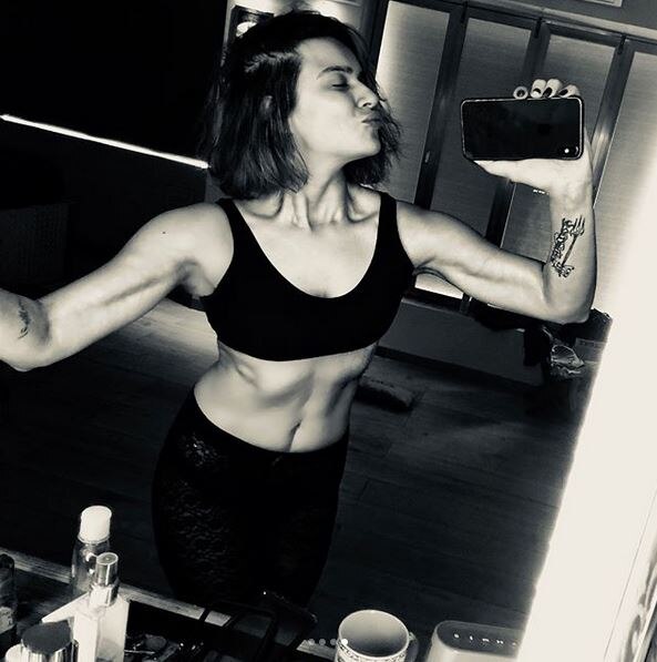 Aashka Goradia FLAUNTS her abs in a HOT PICTURE