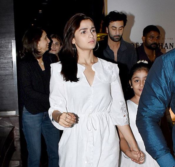 Ahem! Alia Bhatt enjoys DINNER DATE with BF Ranbir Kapoor & family; SEE PICS HERE