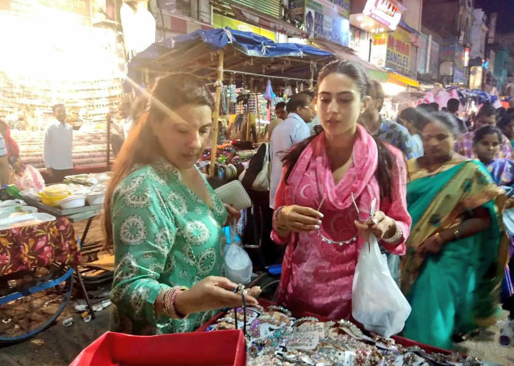 PICS:Saif Ali Khan's pretty daughter Sara Ali Khan goes Eid shopping with mom Amrita Singh at Hyderabad's famous Laad Bazaar!