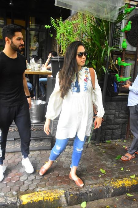 Mira Rajput FLAUNTS her BABY BUMP post lunch