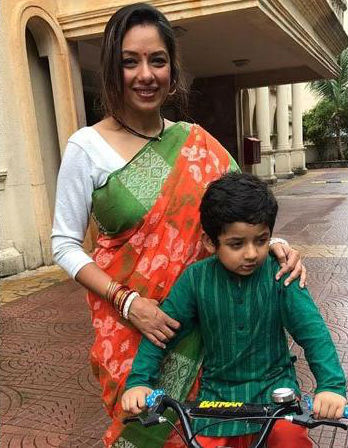 SHOCKING! TV actress Rupali Ganguly left BLEEDING after her car window was SMASHED by bikers; Actress ABUSED in front of her son!
