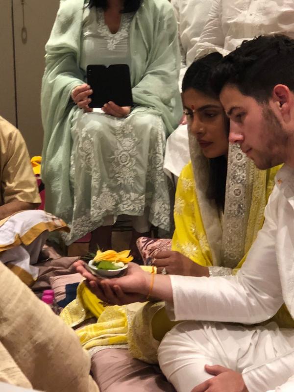 Priyanka Chopra makes her relationship with Nick Jonas OFFICIAL with a much-in-love picture