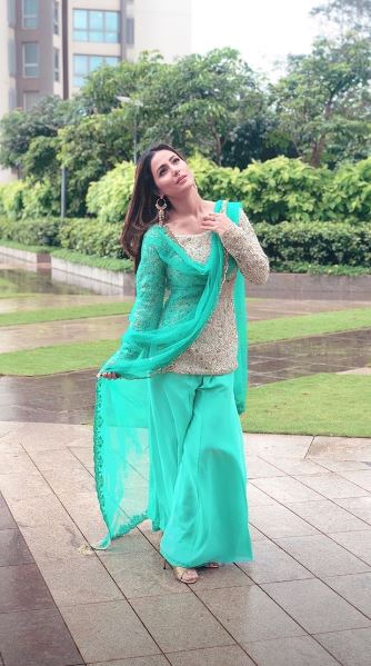 WOAH! TV actress Hina Khan's Bakra Eid's outfit- green &golden sharara cost more than a two-night stay in a 5-star hotel!