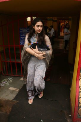 Watch: After bua Soha now Sara Ali Khan GETS ANGRY on paparazzi for clicking her at Mandir!