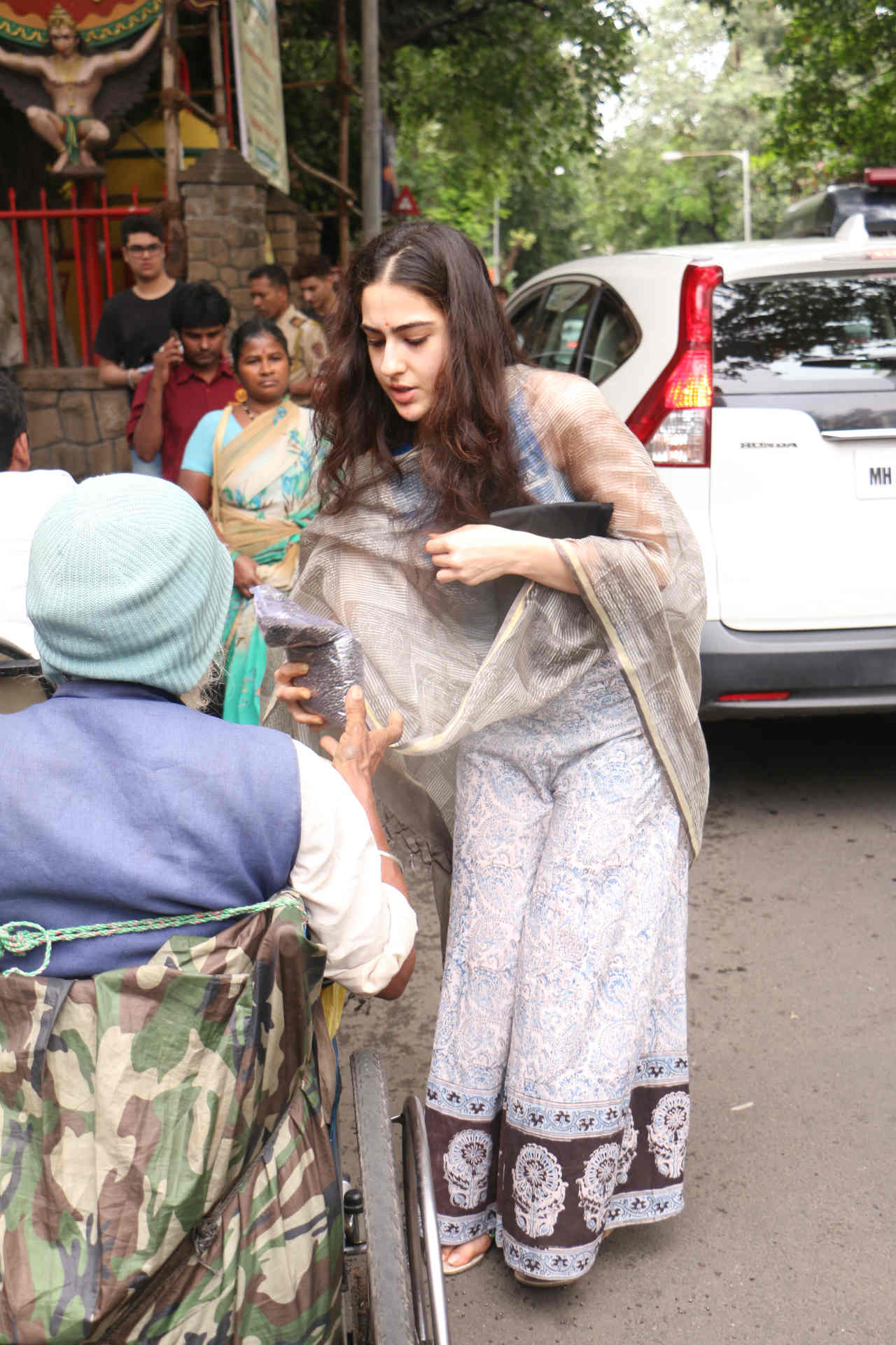 Watch: After bua Soha now Sara Ali Khan GETS ANGRY on paparazzi for clicking her at Mandir!