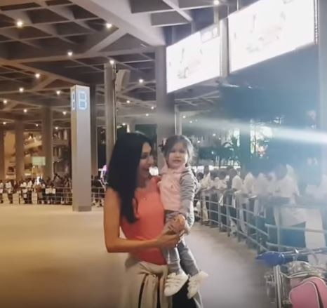 WATCH: TV actor Karanvir Bohra's 1-year-old TWIN daughter Bella CRIES on seeing her dad after long time & their EMOTIONAL reunion at the airport will melt your hearts!