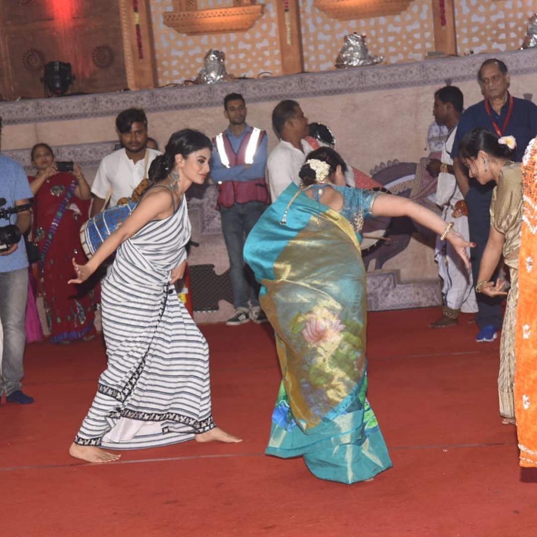 Durga Puja 2018: Actress Mouni Roy beautifully dances in a puja pandal on Mahanavmi; INSIDE PICS & VDIEOS