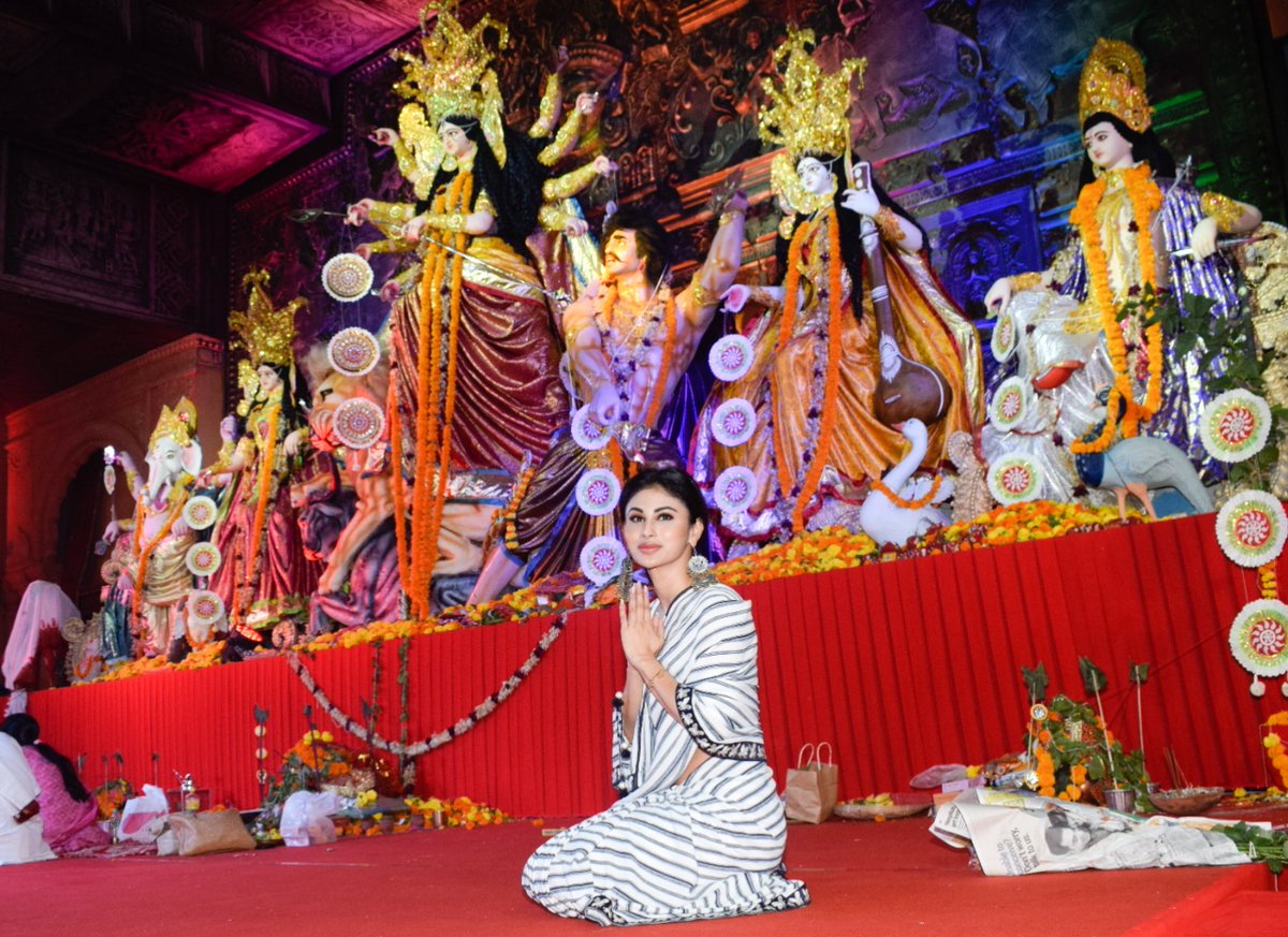 Durga Puja 2018: Actress Mouni Roy beautifully dances in a puja pandal on Mahanavmi; INSIDE PICS & VDIEOS