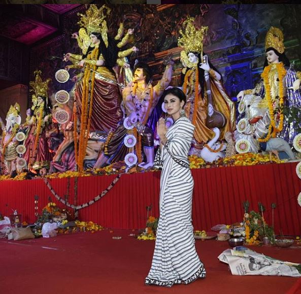 Durga Puja 2018: Actress Mouni Roy beautifully dances in a puja pandal on Mahanavmi; INSIDE PICS & VDIEOS