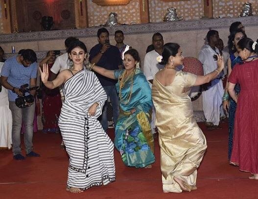 Durga Puja 2018: Actress Mouni Roy beautifully dances in a puja pandal on Mahanavmi; INSIDE PICS & VDIEOS