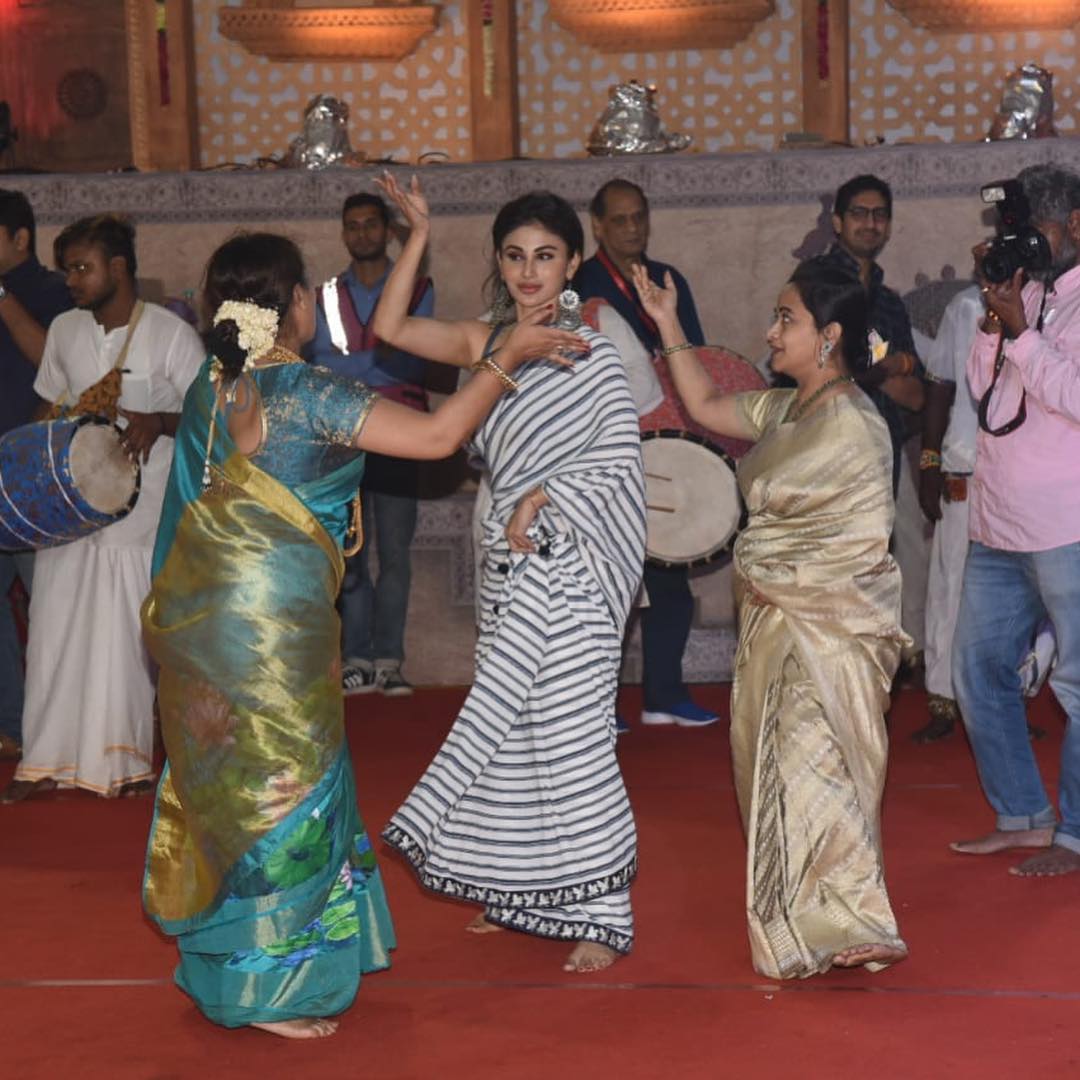 Durga Puja 2018: Actress Mouni Roy beautifully dances in a puja pandal on Mahanavmi; INSIDE PICS & VDIEOS