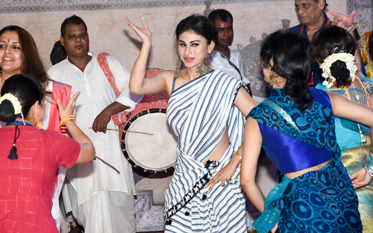 Durga Puja 2018: Actress Mouni Roy beautifully dances in a puja pandal on Mahanavmi; INSIDE PICS & VDIEOS