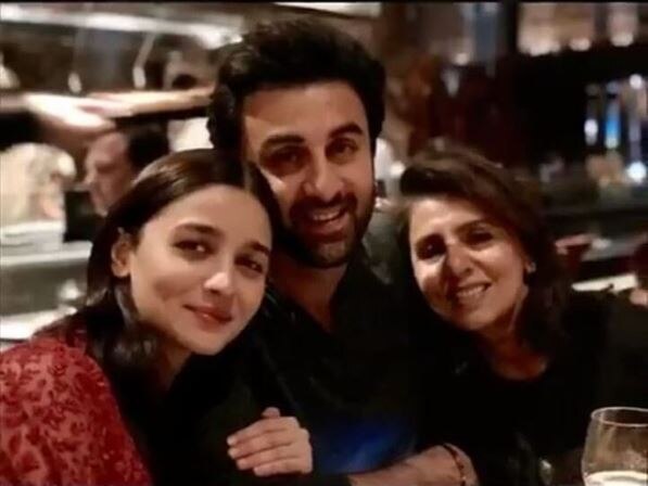 These PICS of Alia Bhatt posing with boyfriend Ranbir Kapoor & his parents Rishi & Neetu Kapoor in New York are going VIRAL!