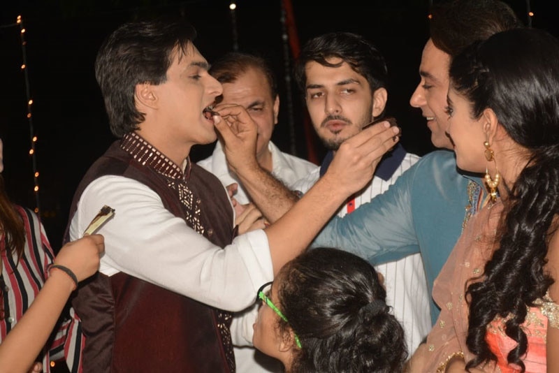 IN PICS: Yeh Rishta Kya Kehlata Hai's Naira aka Shivangi Joshi celebrates BOYFRIEND Kartik aka Mohsin Khan's birthday with his reel & real family on sets!