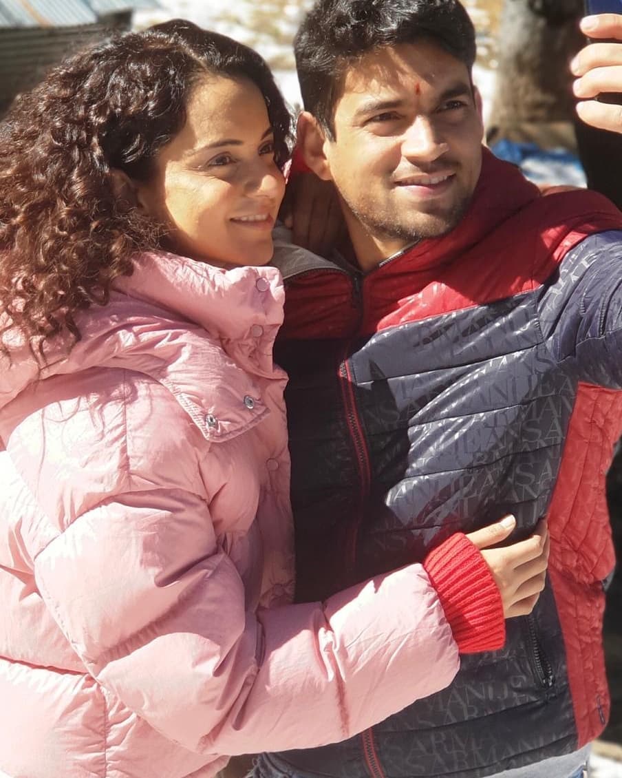 VIDEOS: Kangana Ranaut's snow ball fight with brother Akshit & sister Rangoli; Family in Manali for Diwali!