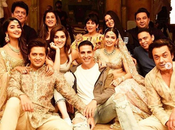 Housefull 4: Akshay Kumar & gang wrap up shoot; Actor shares picture with star-studded cast (SEE PIC)