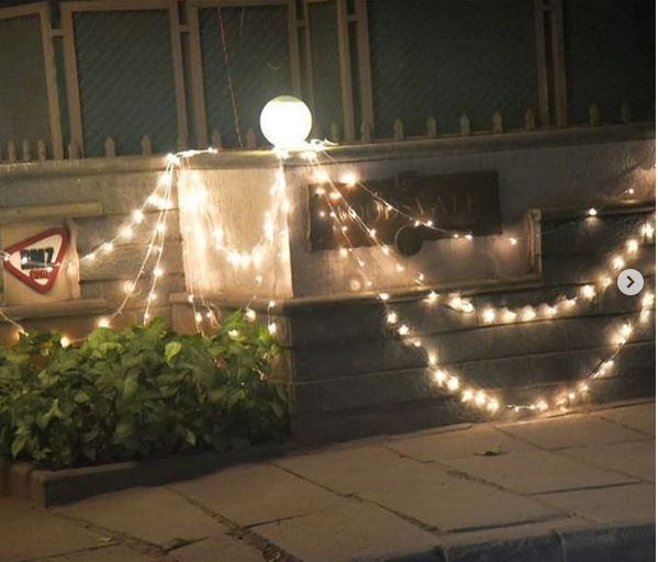 Deepika Padukone-Ranveer Singh greet fans from their Bengaluru residence