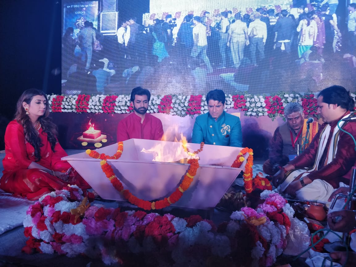 Tantra: Juhi Parmar-Manish Goel perform Mahayagya at Assi Ghat in Varanasi (PICS & VIDEO)