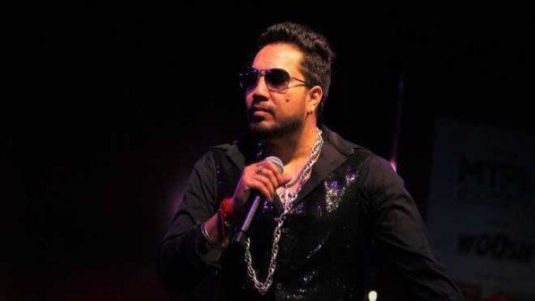Singer Mika Singh released in UAE after being detained for sexual harassment!