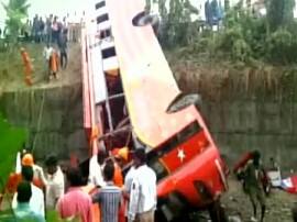 17 Dead After A Bus Fell In A 20 Feet Deep Ditch On Mumbai Pune Expressway મુંબઈ-પુણે એક્સપ્રેસ હાઈ-વે પર બે કાર સાથે બસ અથડાતા ખીણમાં ખાબકી, 17ના મોત