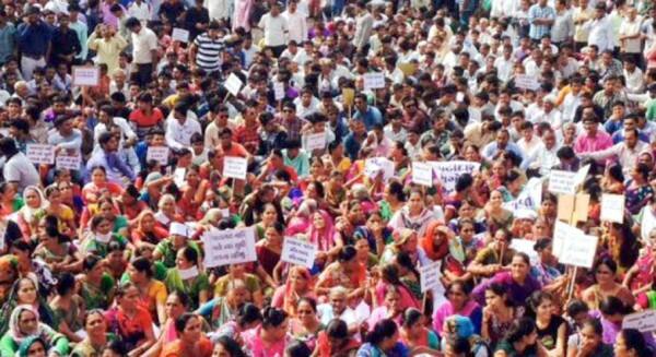 હાર્દિકને રાજદ્રોહના કેસમાં જામીન આપતી વખતે છ મહિના ગુજરાત બહાર રહેવાની શરત લાદી છે. વિરમગામ હાર્દિકના ઘરે તેના પરિવારજનો અને પાસના આગેવાનો સાથે ચર્ચા કરીને હાર્દિકે ક્યાં રહેવું તે નક્કી કરાશે. જુદાં જુદાં રાજ્યોમાંથી હાર્દિકને જે ઓફરો આવી છે તેના પર ચર્ચા કરાશે. 