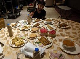 Virat Kohli S Dinner Photo On Facebook વિરાટ કોહલીએ સોશિયલ મીડિયા પર શેયર કર્યો ફોટો, પ્રશંસકો ભડક્યા