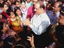 મુંબઈઃ ઉશ્કેરાયેલા શિવસેનાના MLAએ રજૂઆત કરવા આવેલી મહિલાને મારી ઝાપટ, જુઓ વીડિયો