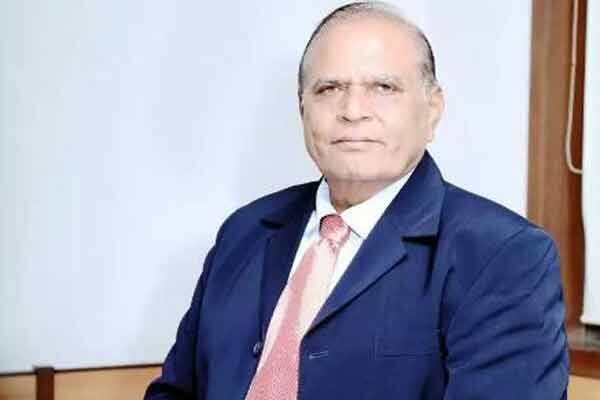 જયેશ પટેલે એવું પણ કબૂલ્યું હતું કે વિદ્યાર્થીની સાથે બળજબરપૂર્વક સેક્સ સંબંધ બાંધતા પહેલાં તેણે તેના ગુપ્તાંગ પર ટ્યુબ લગાવી હતી. અલબત્ત આ ટ્યુબ કઈ હતી અને જયેશ પટેલ આ ટ્યુબ ક્યાંથી લાવ્યો તે અંગે વધુ વિગતો આપે તે પહેલાં તેણે પોતે ડીપ્રેશનમાં આવી ગયો હોવાની ફરિયાદ કરી હતી.