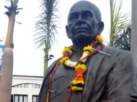 Dg Vanzara Put Revolver Garland On Sardar Patel Statue PICS: પૂર્વ IPS વણઝારાએ સરદારની પ્રતિમાને પહેરાવ્યો રિવોલ્વર વાળો હાર, થયો વિવાદ