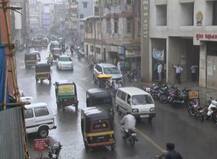 ગુજરાતમાં ચોમાસુ બેઠું: સુરત સહિત ઠેર ઠેર વરસાદી છાંટણા, જુઓ તસવીરો