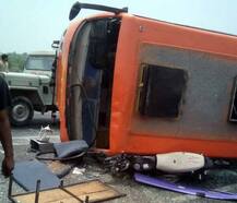 મહેસાણા હાઈ-વે પર લક્ઝરી પલ્ટી ખાતા એકનું મોતઃ 30 ઘાયલ, પાંચની હાલત ગંભીર