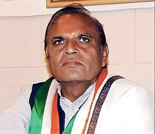 વડોદરા એલ.સી.બી.ના પી.આઇ. ચૌધરીએ મેસેજ વહેતા કર્યા કે, જયેશ પટેલની ધરપકડ રાત્રે 8.30 વાગે કરાઇ છે. પછી તેમણે કહ્યું કે ધરપકડ રાત્રે 10.30 વાગે કરાઇ છે. આ ગુલાંટ કેમ લગાવાઈ તે સવાલ ઉભો જ છે.