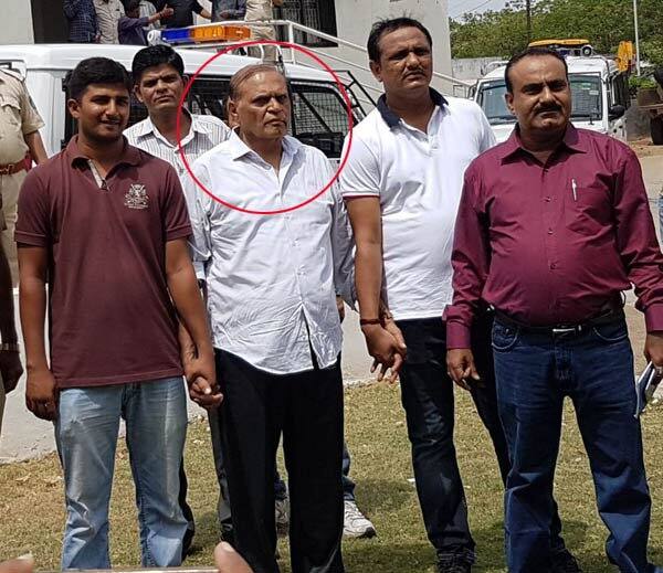 જયેશ પટેલે એવી રજૂઆત કરી હતી કે પોતે બ્લડ સેમ્પલ આપવા નથી માગતો અને આ અંગે લેખિત રજૂઆત કરવાનો તેમને બંધારણીય અધિકાર છે. આ કેસ સાથે બ્લડ સેમ્પલને કોઈ લેવાદેવા નથી તેવી દલીલ કરીને જયેશ પટેલે બ્લડ સેમ્પલ આપવાનો ઈન્કાર કરી દીધો હતો.