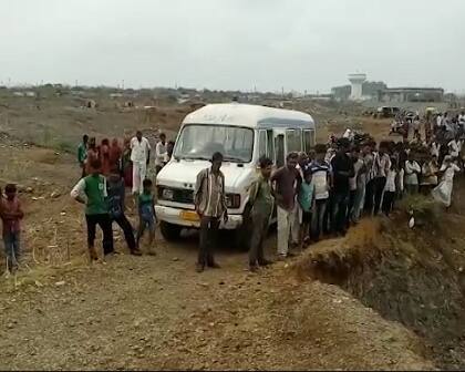 રાજકોટના મનહર પ્લોટમાં રહેતો દિપેશ નારણભાઇ વસોયા એકાઉન્ટન્ટની નોકરી કરતો હતો. બે દિવસ પહેલા તેનો મોબાઇલ ખોવાઇ ગયો હતો. મોબાઇલ મળ્યો હતો તે વ્યક્તિએ ફોન કરી કહ્યું હતું કે, બજરંગવાડીમાં આવીને તમારો ફોન લઇ જાવ. આથી યુવાન ગત રાત્રે 10 વાગે પોતાનું બાઇક લઇ ફોન લેવા ગયો હતો. પરંતુ હત્યારાઓએ તેના મોઢામાં થર્મોકોલ ઘૂસાડી માથામાં તલવાર, ધારીયાથી હત્યા કરવામાં આવી હતી. હત્યા બાદ લાશ રૈયાધાર તરફ જવાના રસ્તે ખાડામાં ફેંકી દીધી હતી.