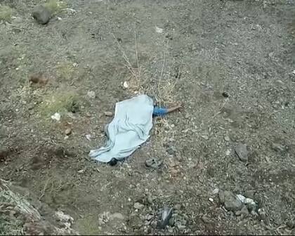 મૃતકની ઓળખ દિપેશ વસોયા તરીકે થઇ છે જે મનહર પ્લોટમાં રહે છે. તેના માથાના ભાગે ગંભીર ઇજા પહોંચાડી તેની હત્યા કરવામાં આવી હતી અને બાદમાં તેની લાશને રૈયાધાર જવાના રસ્તે ખુલ્લા મેદાનમા ફેંકી દીધી હતી. આ મર્ડરમાં વધુ વિગતમાં પિતાએ પુત્ર જન્મના 33 વર્ષ બાદ પત્નીના ચારિત્ર પર શંકા કરી હતી. જેમાં આરોપીએ કબૂલાત આપી હતી કે, પહેલા તો પત્ની અને પુત્ર બન્નેની હત્યા કરવાનો પ્લાન હતો. પરંતુ કોઇ કારણોસર અંતમાં પ્લાન બદલી સાડા ચાર લાખ રૂપિયા ચૂકવી દઇને પુત્રની હત્યા કરાવી હતી. 