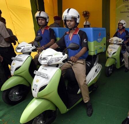 ટૂવ્હીલર વાહનોમાં ઑટોમેટિવ રિસર્સ એસોસિએશન ઑફ ઈંડિયા (એઆરએઆઈ) દ્ધારા સ્વીકૃત સીએનજી રિટ્રોફિટમેંટ કિટ લગાવવામાં આવશે. સરકાર દ્ધારા આપવામાં આવેલી જાહેરાતોમાં એવો દાવો કરવામાં આવ્યો હતો કે, તેનાથી પ્રદૂષણ ઉત્સર્જન ખૂબ ઓછું થઈ જશે.