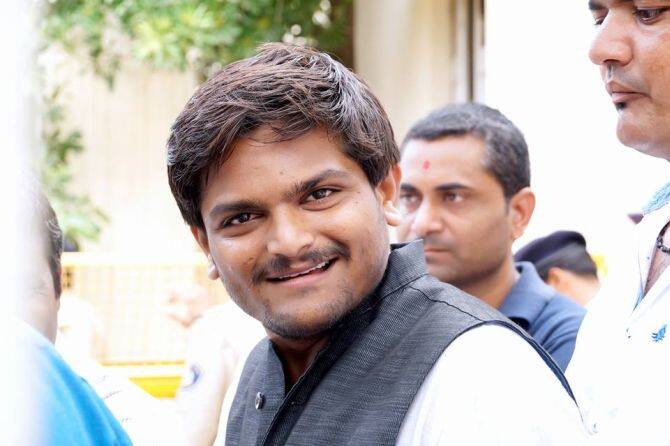 અમદાવાદ ક્રાઇમ બ્રાન્ચ પોલીસ સ્ટેશન: ગુના રજિસ્ટ્રેશન નંબર 90/2015. કલમ- 121 ભારત સરકાર સામે યુદ્ધ છેડવું. કલમ- 121 (એ) ગુનાઓને અંજામ આપવાનું કાવતરું. કલમ- 124 રાજદ્રોહ. કલમ- 153 વર્ગ વિગ્રહ ફેલાવવું. 120 (બી) ષડયંત્ર આ કેસમાં જામીન મળી ગયા છે.