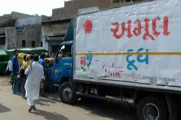 અકસ્માત પછી રસ્તા પર ભેગા થઈ ગયા લોકો. 