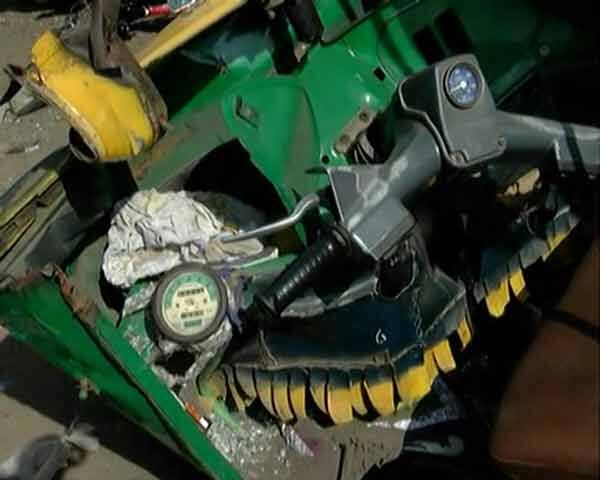 અકસ્માતને કારણે રીક્ષાનો કચ્ચરઘાણ નીકળી ગયો હતો. 