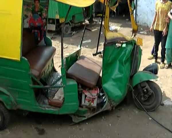 અકસ્માતને કારણે રીક્ષાનો કચ્ચરઘાણ નીકળી ગયો હતો. 