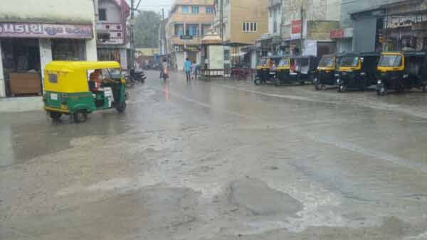 આજે કચ્છના નખત્રાણા, અબડાસા પંથકમાં વરસાદી ઝાપટું પડ્યું હતું. 
