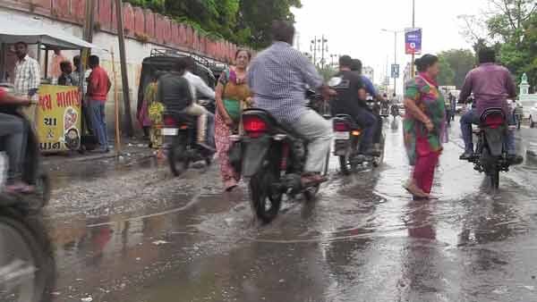 અમરેલી જિલ્લામાં આજે સવારથી જ ધોધમાર વરસાદ પડી રહ્યો છે. સાવરકુંડલાના વિજપડીમાં આજે બે ઇંચ વરસાદ પડ્યો હતો. તો ગીર સોમનાથ જિલ્લામાં પણ આજે ભારે વરસાદ પડી રહ્યો છે. જૂનાગઢના માણાવદરમાં ખાલી 15 મિનિટમાં એક ઇંચ વરસાદ ખાબક્યો હતો. બોટાદમાં પણ સવારથી જ વરસાદ પડી રહ્યો છે. પોરબંદરમાં પણ વરસાદ શરૂ થયો છે.