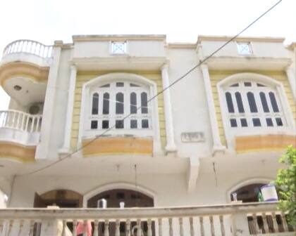 લૂંટારા પોતાની સાથે મરચાની ભુકી લઈને આવ્યાં હતાં પરંતુ લૂંટ કે હત્યામાં મરચાની ભુકીનો ઉપયોગ કરવાની જરૂર જણાઈ નહોતી તેથી જતી વખતે બાથરૂમમાં ફેંકીને જતાં રહ્યાં હતાં. લૂંટારૂઓએ બંગલામાં જતી વખતે ચહેરા પર બુકાની બાંધી હોવાનું જાણવા મળ્યું હતું. 