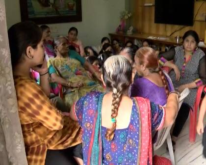 દિશીતનાં લગ્ન સાડા ત્રણ વર્ષ પહેલાં વેલ્સી સાથે થયા હતાં. દિશીત વેલ્સીને દોઢ વર્ષની દીકરી પીયોના પણ છે. લુમ્સનું કારખાનું ચલાવતો દિશીત સુખી સંપન્ન હતો. સર્જન સોસાયટીમાં અત્યંત સુખીસંપન્ન પરિવારો જ રહે છે તેના પરથી જ પરિવારની સમૃધ્ધિનો ખ્યાલ આવે. 