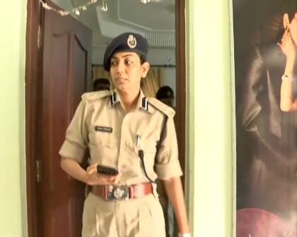 જો કે આ ઘટનામાં લૂંટારૂઓએ માત્ર પતિ પત્નીના સોનાના દાગીનાની જ લૂંટ ચલાવી હતી તેનાથી પોલીસ આશ્ચર્યમાં પડી છે. ઘરમાં બીજી પણ કિંમતી ચીજવસ્તુઓ હતી અને વધુ લૂંટ ચલાવી શકે તેમ હતાં છતાં નજીવી લૂંટ બાદ હત્યા કરતાં લૂંટારા હત્યાના ઈરાદે જ આવ્યા હોવાની શંકા વ્યક્ત થઈ રહી છે. 