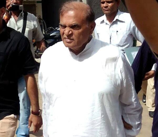 જયેશે પોતાને ડીપ્રેશનની દવા આપવાની વિનંતી કરી હતી. પોલીસે તેની પાસેથી વધારે વિગતો મળશે એ આશાએ તેના પુત્ર પાસે તેના ડીપ્રેશનની દવા મંગાવી આપી હતી. એ પછી ફરી તેનું નિવેદન લેવાની પોલીસે શરૂઆત કરી પણ થોડીર મિનિટોમાં તેણે છાતીમાં દુઃખાવાની ફરિયાદ કરી હતી.