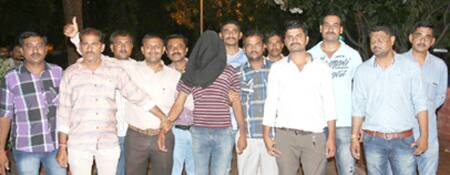 હિતેષ પોતાના શિકારની હત્યા કર્યા પછી તેના જ મોબાઇલમાંથી તેના સગાને હિન્દી ભાષામાં ફોન કરી જાણ કરતો. પછી તે આ સિમ કાર્ડ તોડી નાંખતો. આમ કરવા પાછળ તેનો પોલીસને ગેરમાર્ગે દોરવાનો ઇરાદો હતો. 