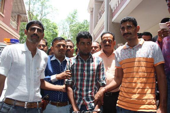 પોલીસને હિતેષની ઓરડીમાંથી મોબાઇલ ફોન, બે સિમ કાર્ડ, એક મેમરી કાર્ડ તથા લોહીવાળા કપડા કબ્જે કરાયા છે. વલ્લભભાઇ રંગાણી અને સાગર ભરવાડની લાશ મળી ત્યારે પોલીસને વિર્યના ડાઘા પણ આ બંનેના કપડા પરથી મળ્યા હતાં. જો કે કિલર હિતેષ ઉર્ફ બાડો એવું રટણ કરે છે કે આ બંને સાથે સૃષ્ટિવિરૂધ્ધનું કૃત્ય આચર્યુ જ નહોતું. આ બાબતે તે ખોટુ બોલી રહ્યો હોઇ પોલીસ તેની પાસેથી સાચી કબુલાત કરાવવા વિશેષ પૂછતાછ કરી રહી છે.